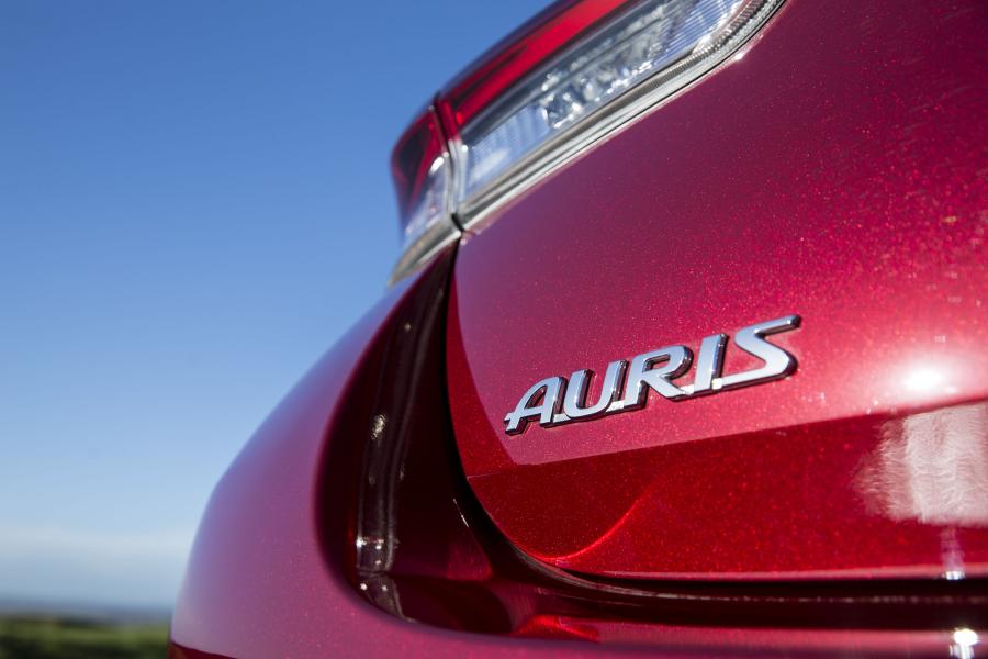 Логотип Toyota Auris 2015 года  (UK) (фото 10 из 43)